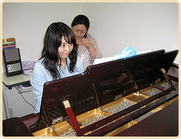 保育・幼児教育科受験生・在学生及び保育士のためのピアノレッスン風景
